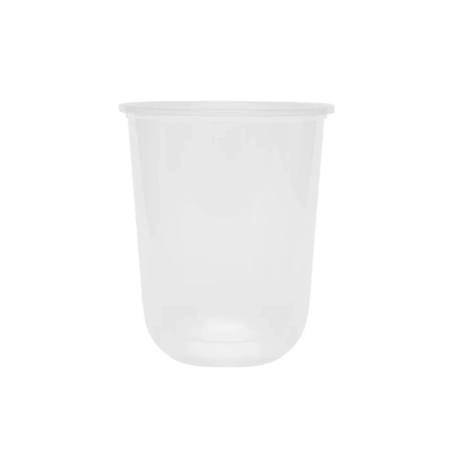 Gobelet transparent en plastique, design simple, fond blanc