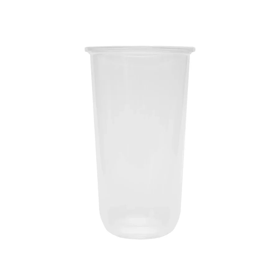 Gobelet en plastique transparent à paroi lisse sur fond blanc