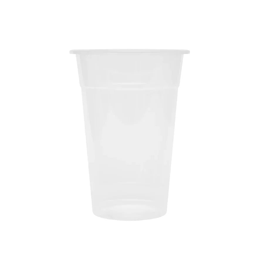 Gobelet en plastique transparent jetable sur fond blanc