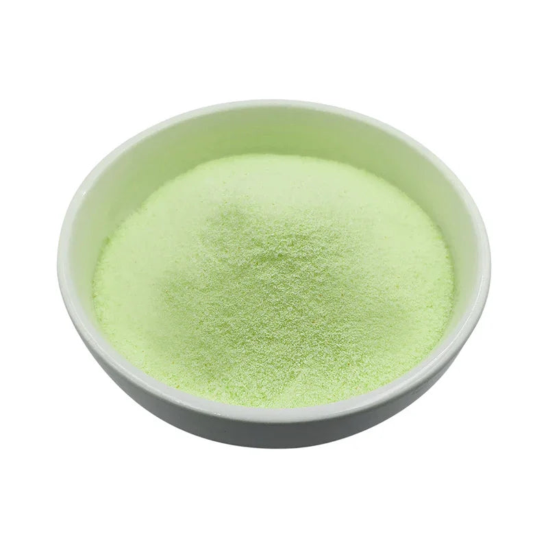 Poudre fine verte claire dans un bol blanc sur fond blanc, poudre guayave