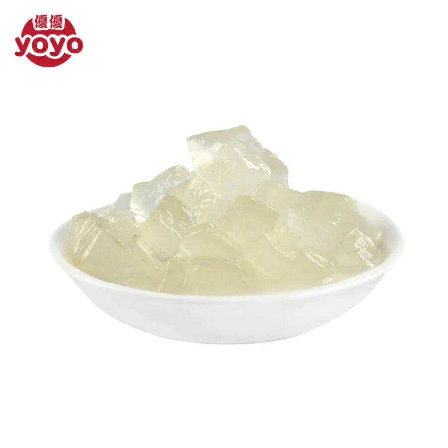 Bol blanc rempli de cubes translucides de gelée d'aloès nature