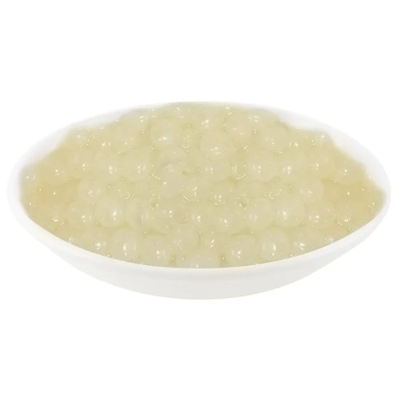 Bol blanc rempli de perles de tapioca translucides pour bubble tea au topping banane