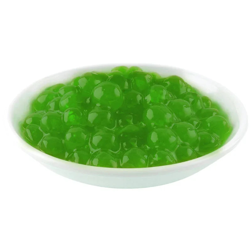 Perles de boba vert citron dans un bol blanc, topping pour bubble tea