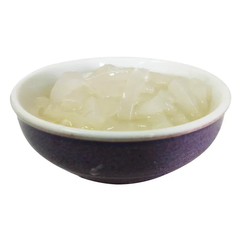 Bol en céramique rempli de gelée translucide de litchi, dessert asiatique rafraîchissant