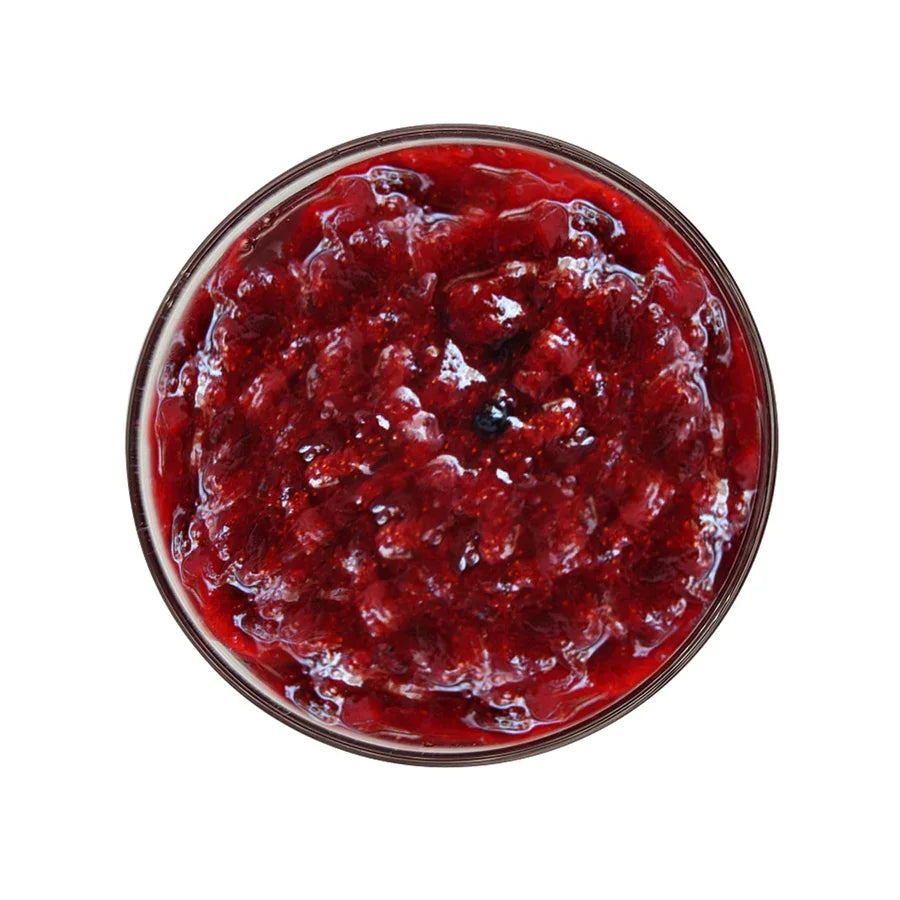Confiture de fraises rouge vif vue de dessus, texture épaisse avec morceaux de fruits