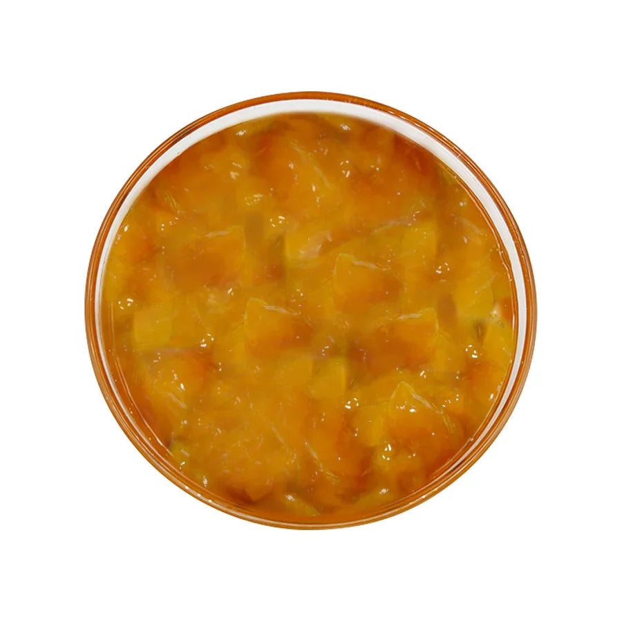 Pot ouvert de confiture artisanale à la mangue avec morceaux visibles, couvercle orange