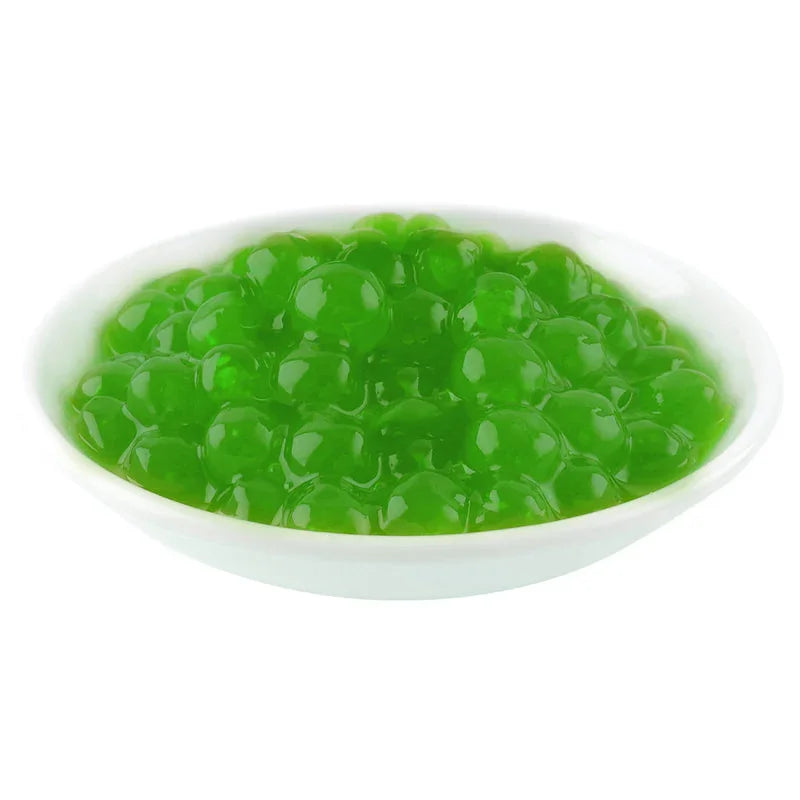 Perles de boba vertes au kiwi dans un bol blanc pour topping de bubble tea