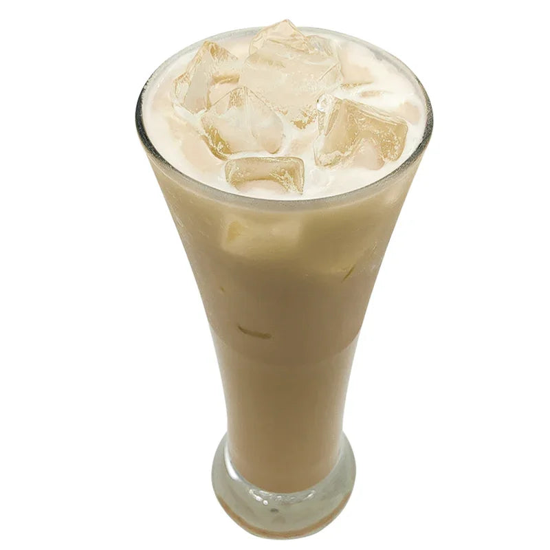 Verre de boisson glacée au lait avec glaçons, rafraîchissante et crémeuse