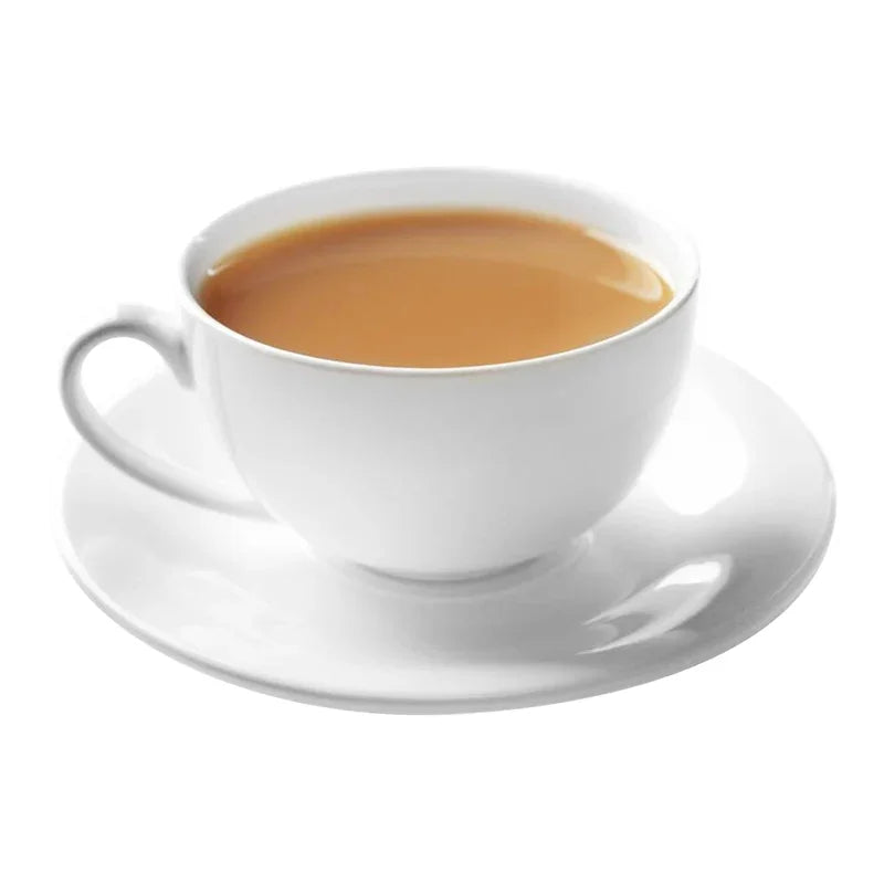 Tasse blanche remplie de thé caramel brûlé sur une soucoupe blanche, fond blanc