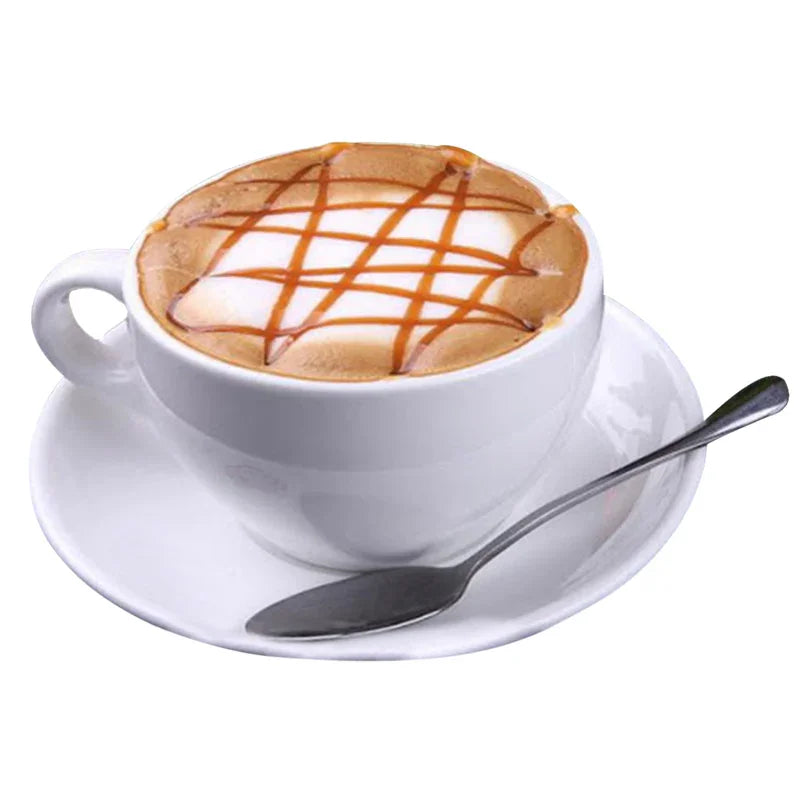 Tasse blanche de caramel macchiato avec mousse de lait et motif caramel, cuillère sur soucoupe