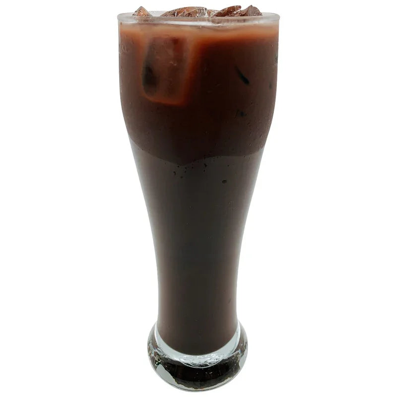 Verre de boisson glacée chocolatée avec glaçons sur fond blanc