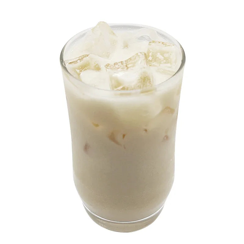 Verre de boisson blanche glacée avec glaçons, boisson fraîche et crémeuse