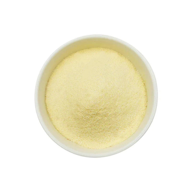 Poudre jaune claire dans un bol blanc, poudre fine et légère