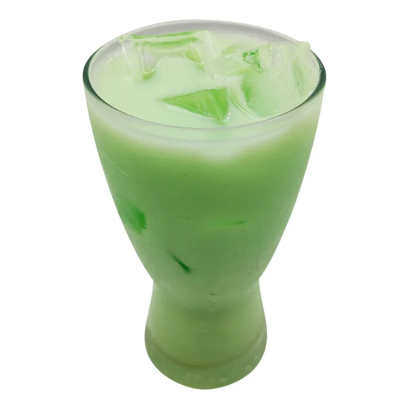 Verre de boisson glacée verte melon honeydew avec glaçons sur fond blanc