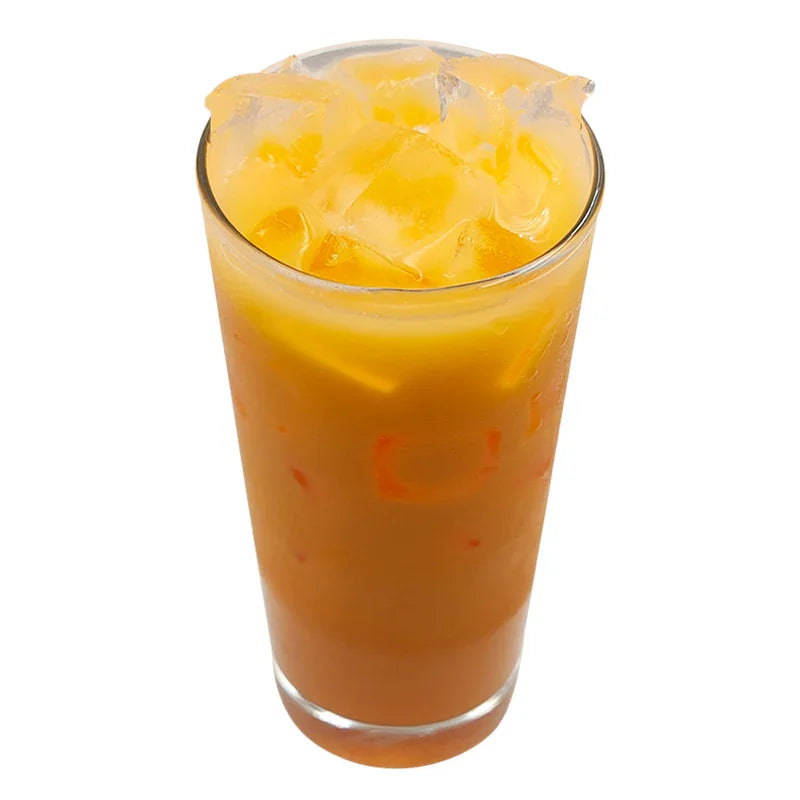 Verre de jus de papaye frais avec glaçons sur fond blanc