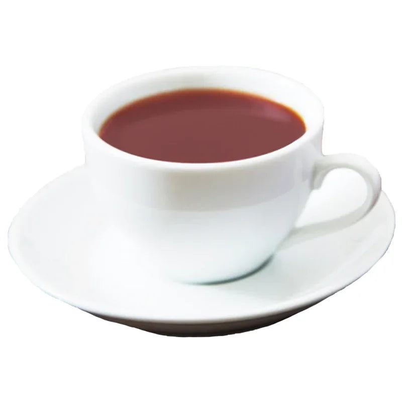 Tasse blanche avec café noir sur une soucoupe, fond blanc