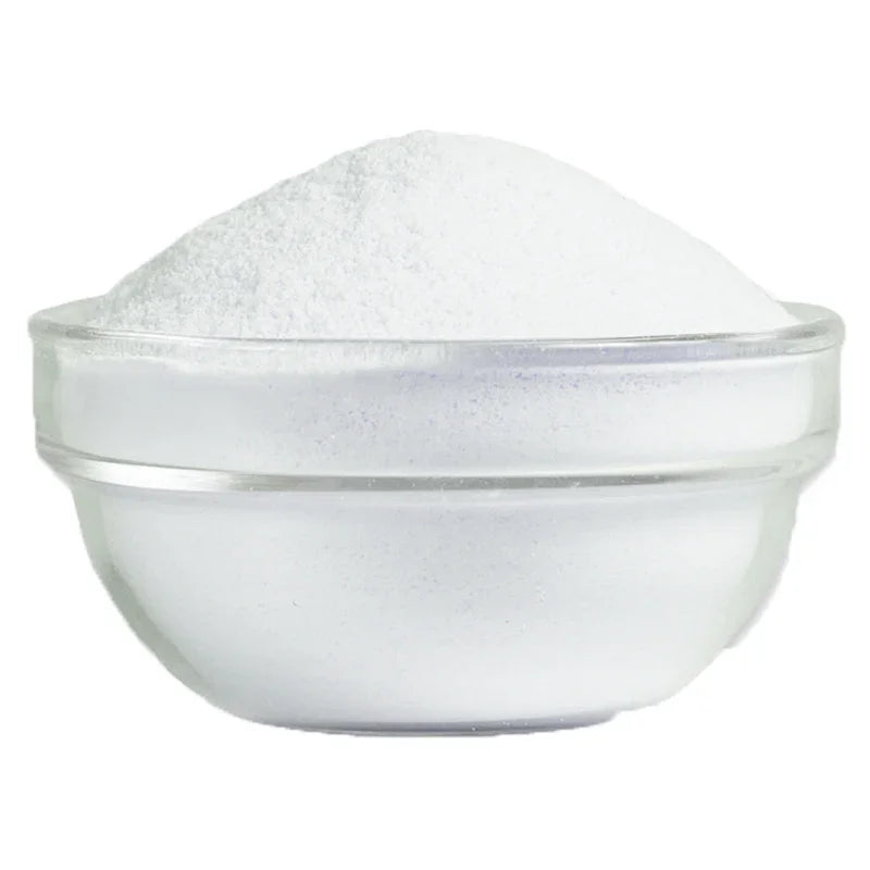 Poudre blanche fine dans un bol en verre clair, texture lisse, fond blanc