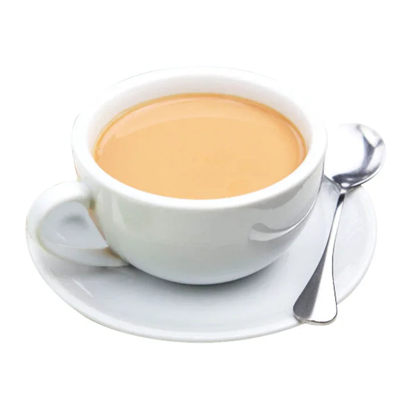 Tasse blanche de thé au lait Hokkaido sur une soucoupe avec une cuillère en métal