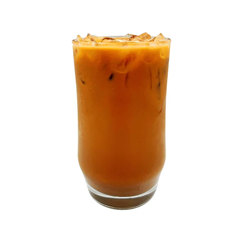 Verre de thé thaï glacé au lait avec glaçons, boisson rafraîchissante traditionnelle