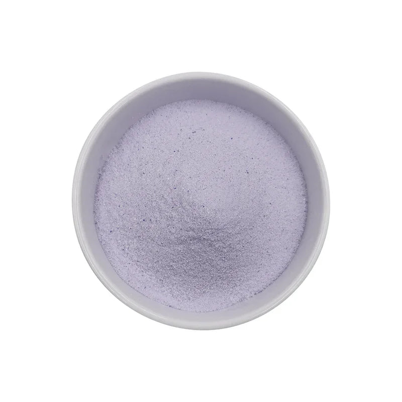 Bol blanc rempli de poudre fine violette ube poudre alimentaire aromatisée
