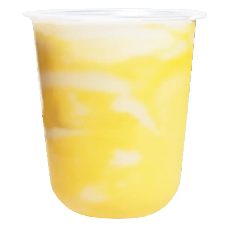 Pot transparent contenant une crème jaune et blanche onctueuse, texture lisse comme un dessert fromage