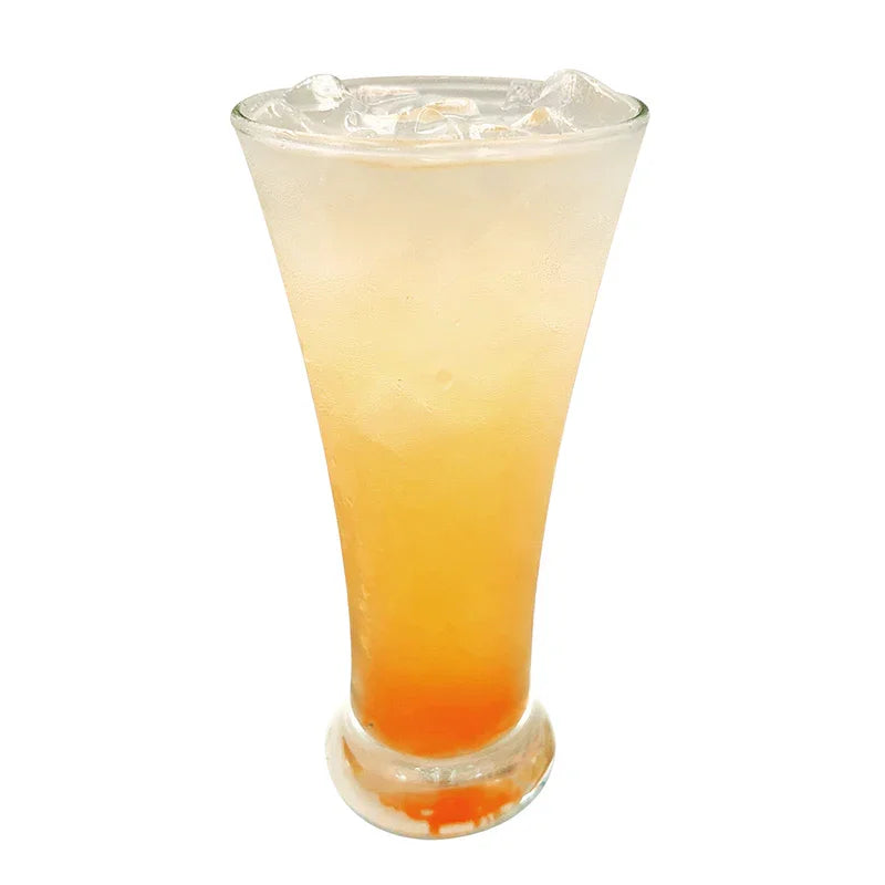 Verre de boisson rafraîchissante avec glace, dégradé orange et jaune pâle, sur fond blanc