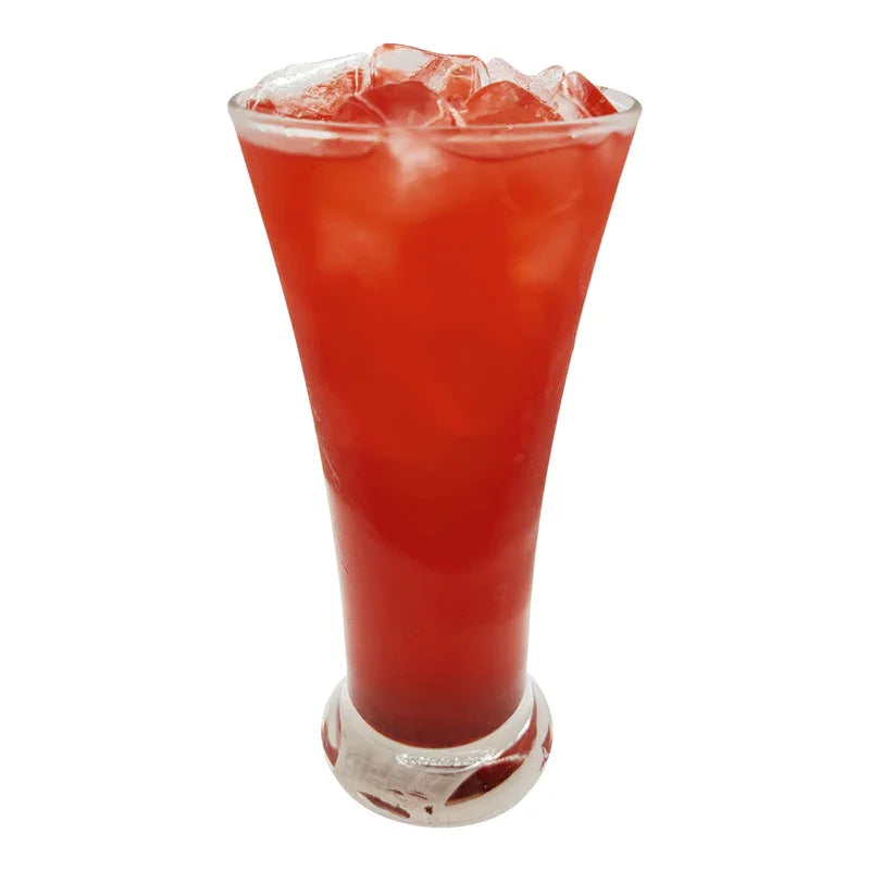 Verre de sirop glacé à la goyave rouge avec glaçons sur fond blanc