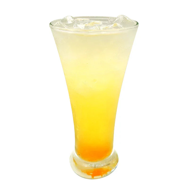 Verre de boisson fraîche orange et jaune avec glaçons sur fond blanc