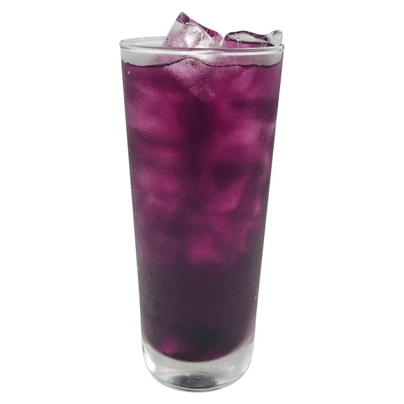 Verre de boisson glacée violette avec glaçons sur fond blanc