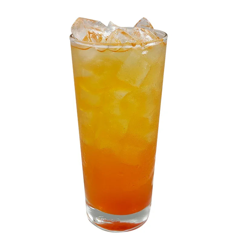 Verre de boisson glacée orange aux glaçons, rafraîchissante et fruitée en verre transparent
