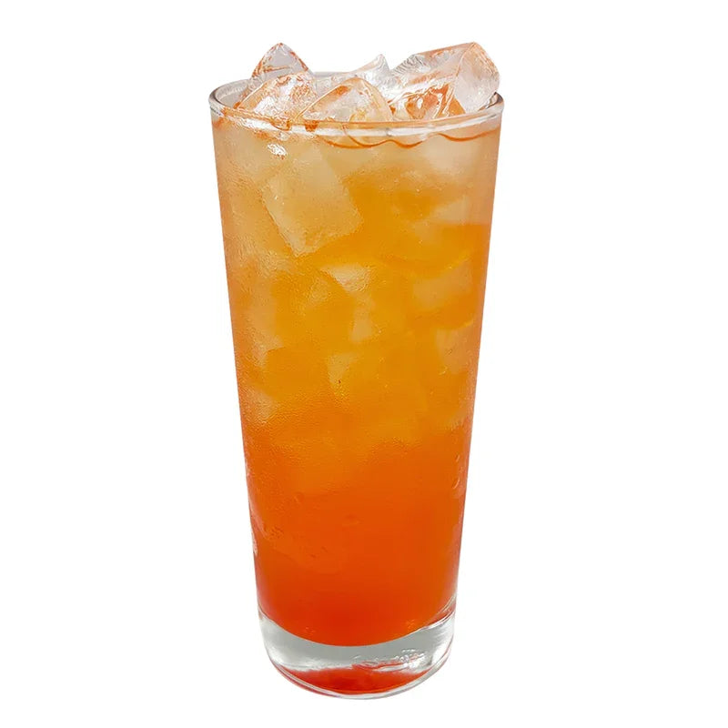 Verre de boisson glacée colorée orange clair avec glaçons, sur fond blanc