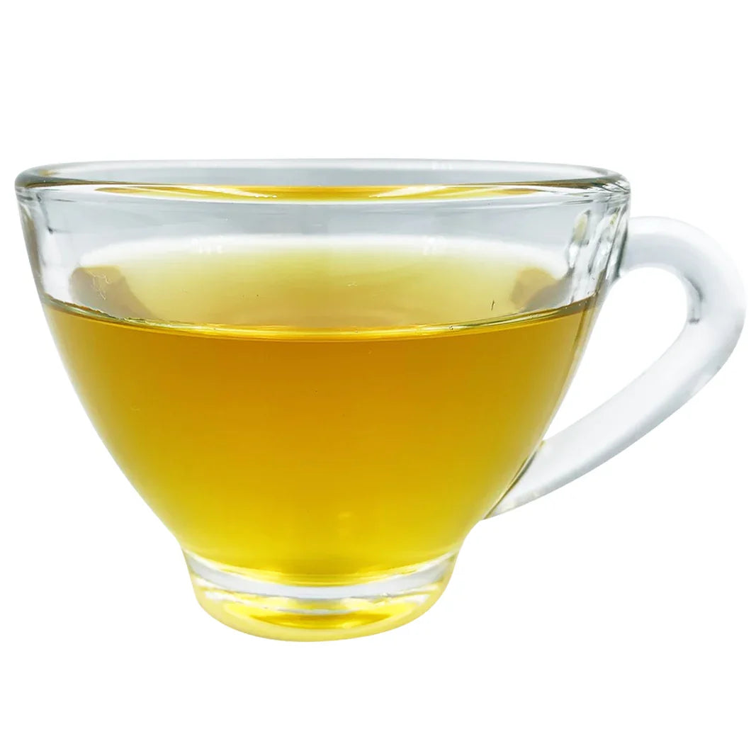 Tasse en verre transparent avec thé Oolong clair aux reflets dorés