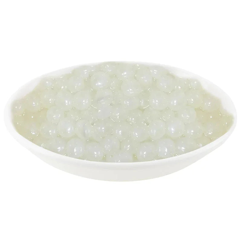 Perles de boba blanches translucides dans un bol blanc, topping pour yaourt et desserts
