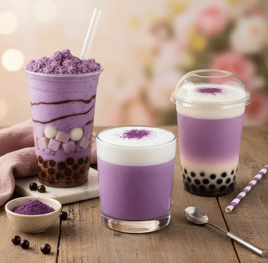 Trois boissons à base d'ube violettes sur table en bois avec perles de tapioca, mousse et poudre d'ube